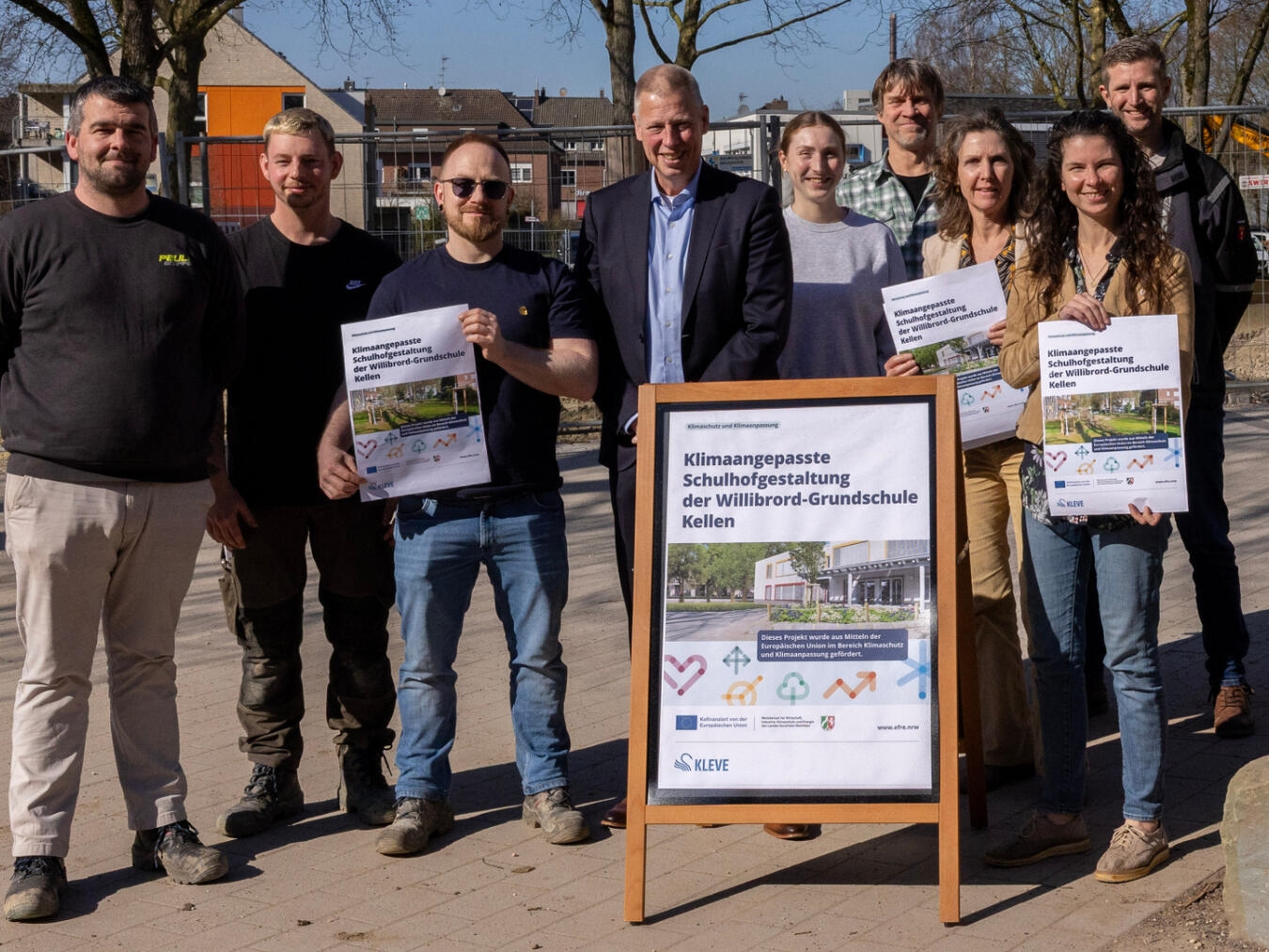 Bürgermeister Markus Dahmen mit Verantwortlichen der Schule, der Baufirmen und der Stadt Kleve auf der Baustelle. Foto: Stadt Kleve