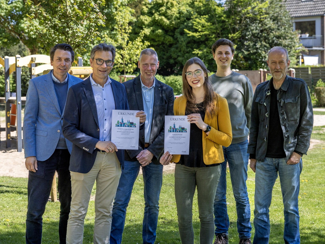 "Bürgermeister Markus Dahmen überreicht Baumspendeurkunden im Willibrordpark, Kleve."