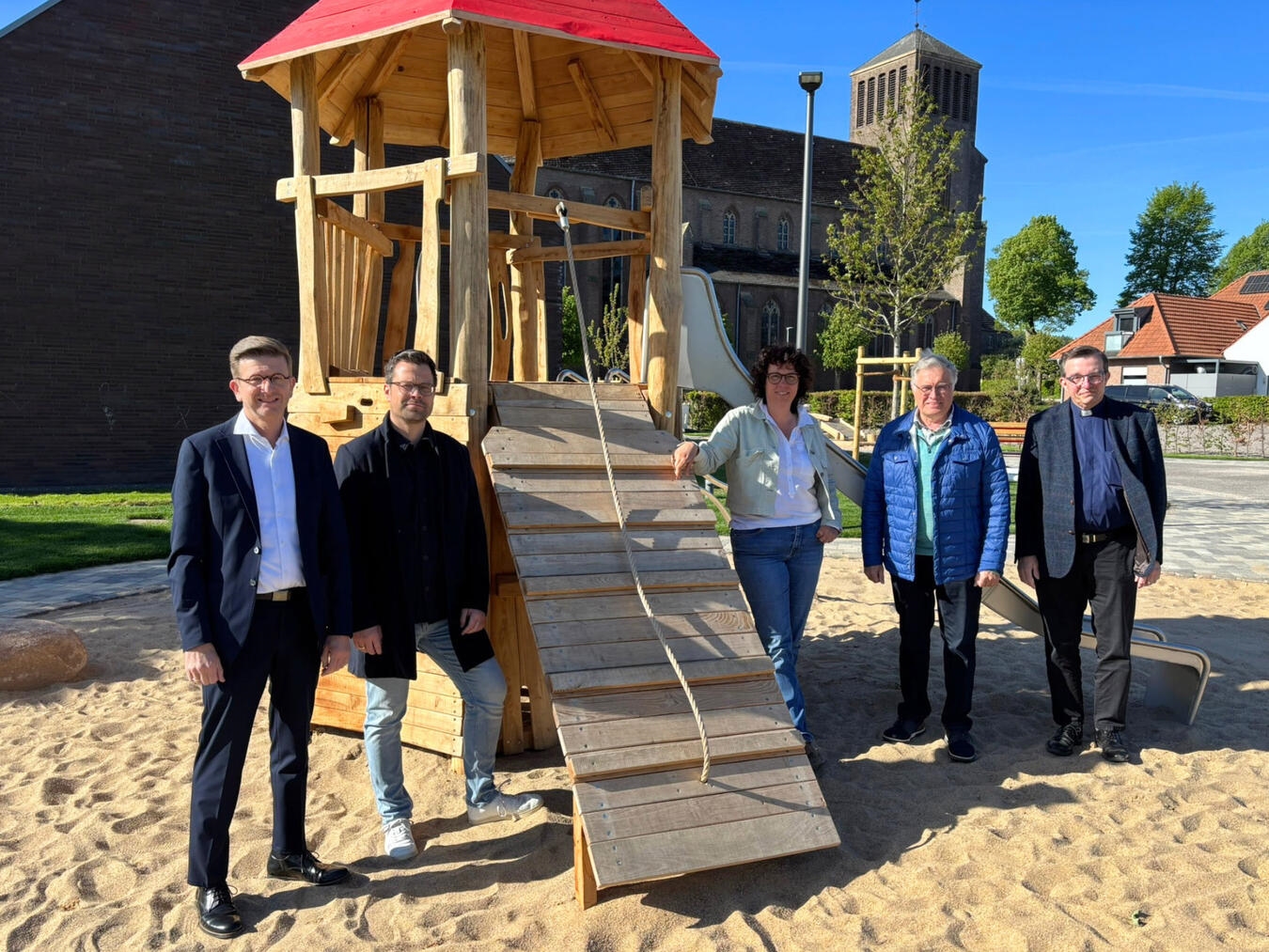 Bürgermeister Martin Kepser, Bauamtsleiter Thomas Peters, Freiformat-Geschäftsführerin Heike Püttgen-Evers, Ortsvorsteher Johannes Krebbers und Pfarrer Jörg Monier (v. l. n. r.) bei der Eröffnung des neuen Dorferlebnisplatzes in Frasselt (Foto: Gemeinde Kranenburg). Foto: Gemeinde Kranenburg