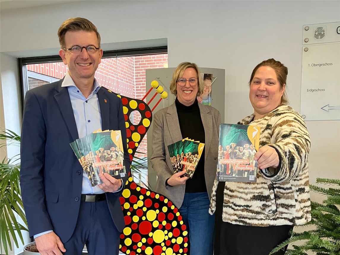 Bürgermeister Martin Kepser, Silke Dückerhoff und Anne Peimann stellen das Kinderprogramm vor. Foto: Gemeinde Kranenburg