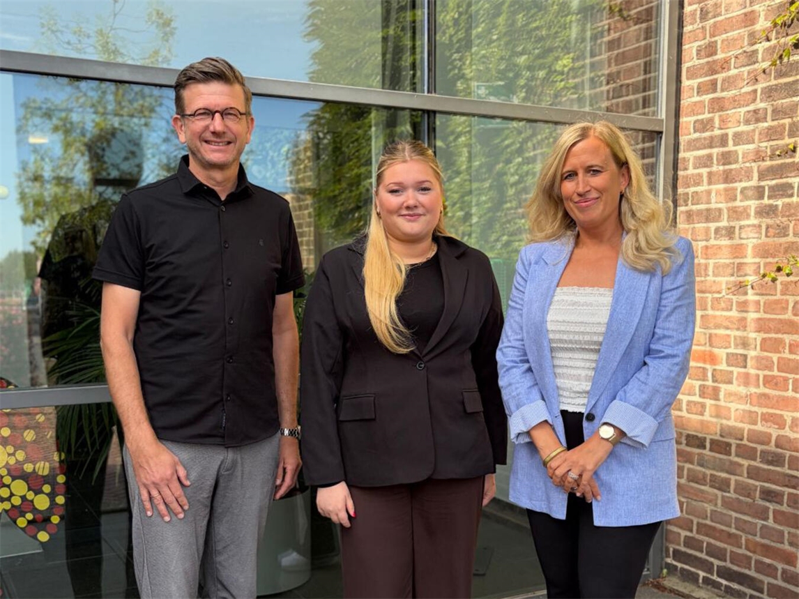Bürgermeister Martin Kepser und Ausbildungsbeauftragte Ramona Gerritzen begrüßen neue Auszubildende Angelina Janhofer.