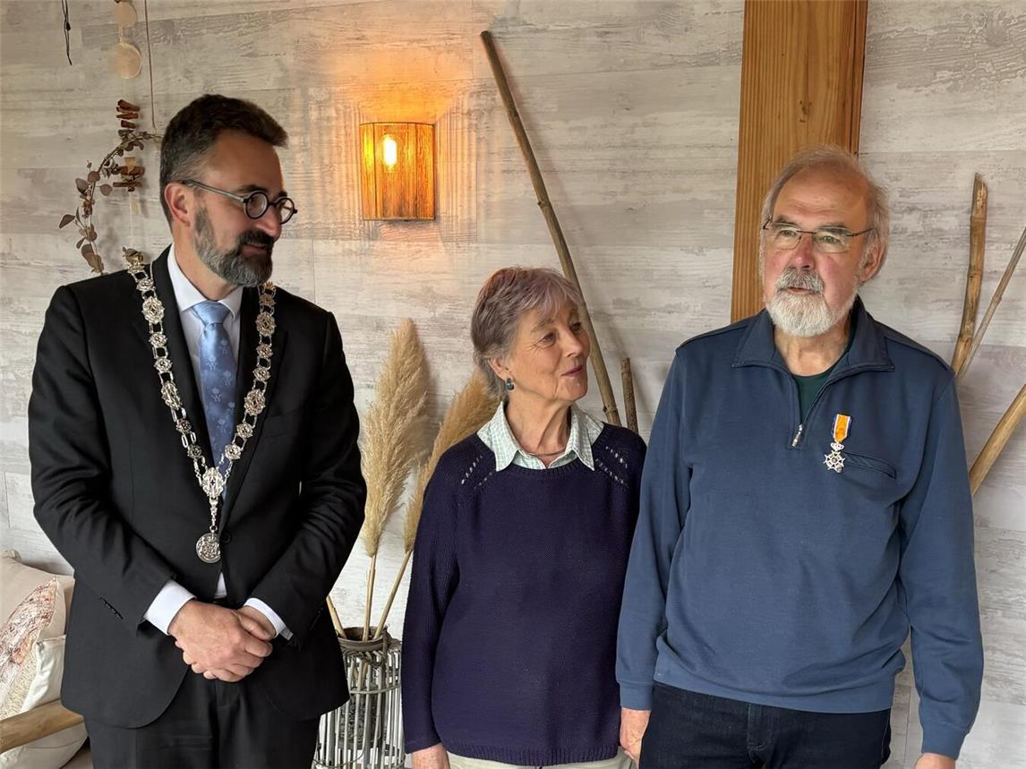 Bürgermeister Michael Rauner mit Hens und Inneke Borkent. Foto: Paul-Josef Heister