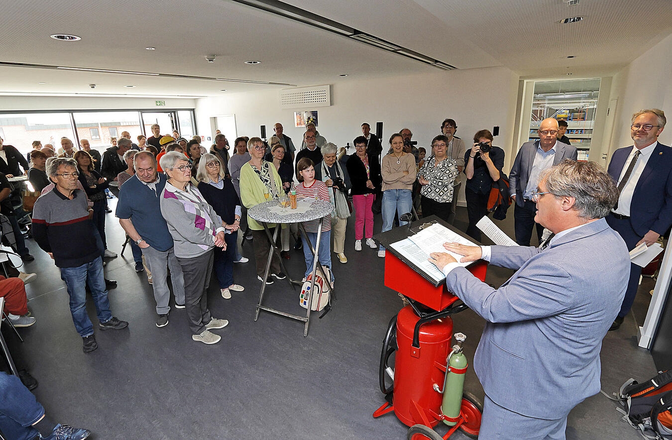 "Bürgermeister Olivier Dehaese bei Empfang im Feuerwehrhaus Kempener Straße, Acigné"
