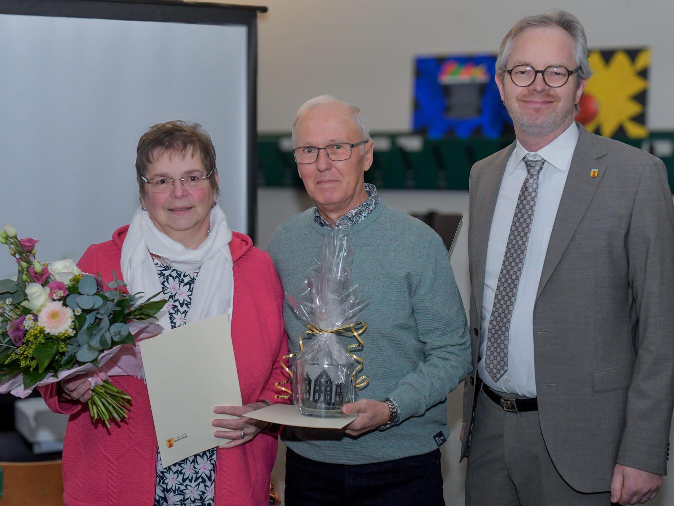 Bürgermeister Paul Hoene dankte Gerta und Heinz-Willi Niersmann für ihr langjähriges ehrenamtliches Engagement in der Seniorenarbeit.NN-Fotos: Gerhard Seybert
