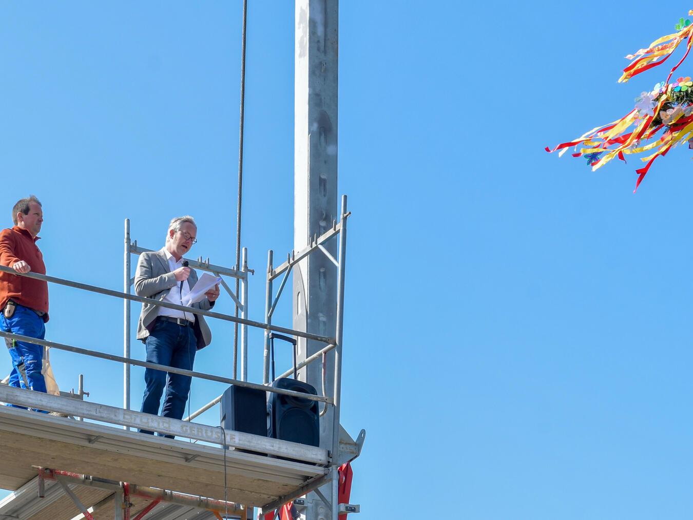 Bürgermeister Paul Hoene findet Worte über die Bedeutung des neuen Gebäudeanbaus.