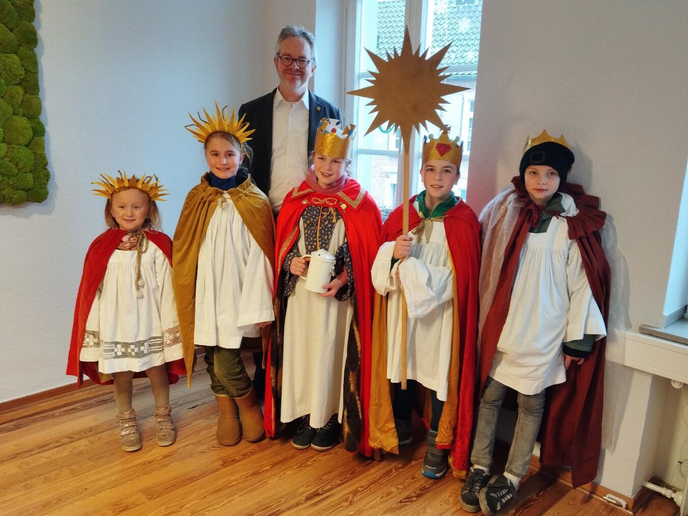 Bürgermeister Paul Hoene mit den Sternsingern im Rathaus. Foto: Gemeinde Wachtendonk