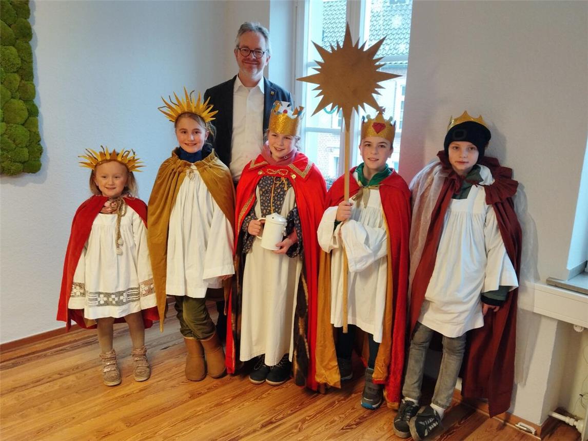 Bürgermeister Paul Hoene mit den Sternsingern im Rathaus. Foto: Gemeinde Wachtendonk