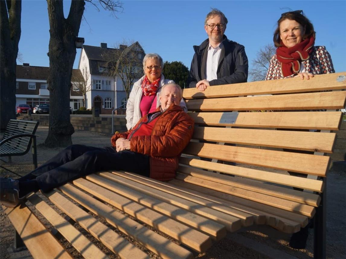 Bürgermeister Paul Hoene nahm gemeinsam mit Alexandra Ulmen (r.) und den Eheleuten van Schellenberg die Einweihung der neuen Bank am Friedensplatz vor.NN-Foto: Gerhard Seybert