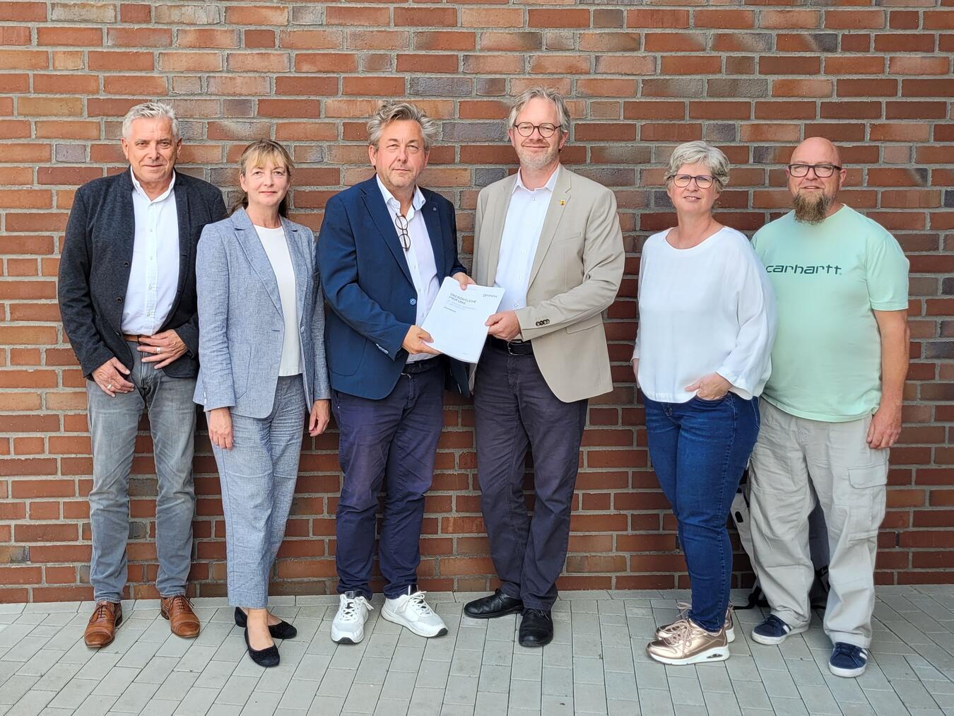 Bürgermeister Paul Hoene nimmt den Prüfungsbericht der gpaNRW entgegen.Foto: Gemeinde Wachtendonk