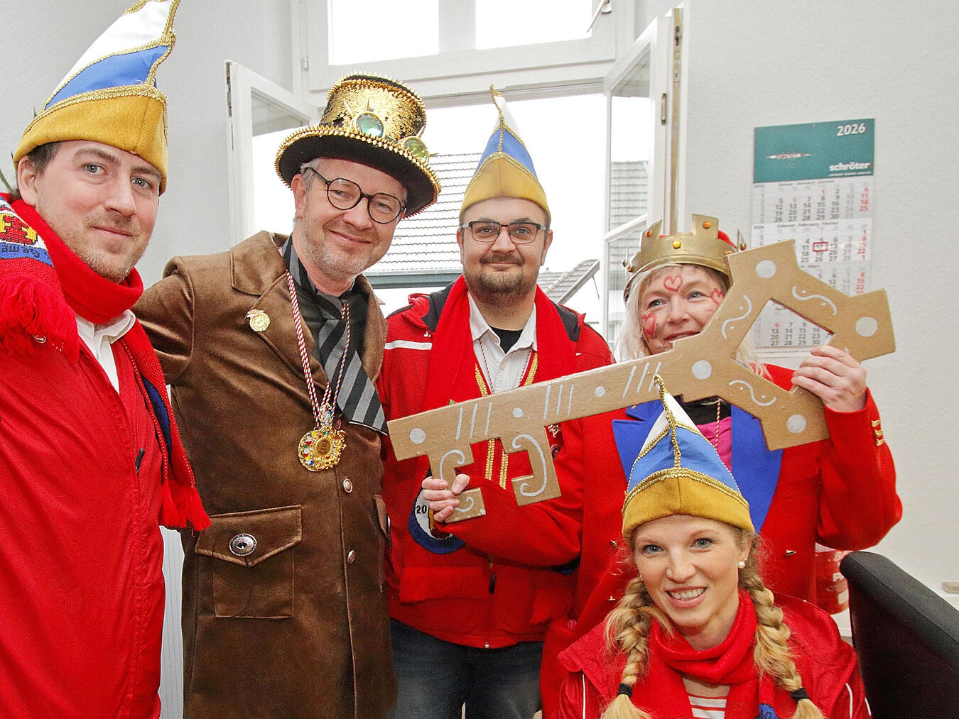 Bürgermeister Paul Hoene überlässt den Jecken den symbolischen Rathausschlüssel. NN-Fotos: Theo Leie