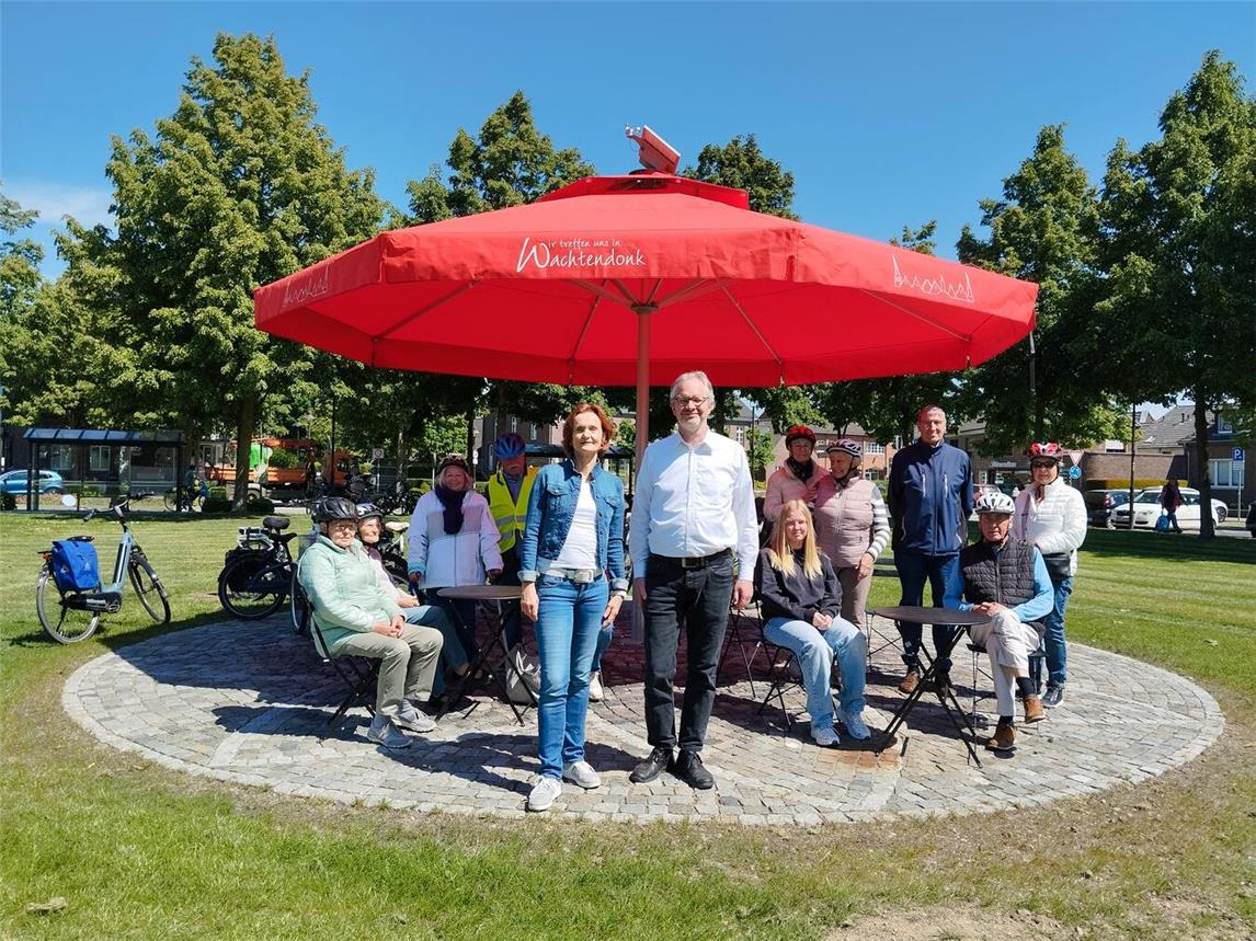 Bürgermeister Paul Hoene und die Tourismusförderin Maria Mertens bei der Einweihung des neuen Sonnenschirms. Foto: Gemeinde Wachtendonk