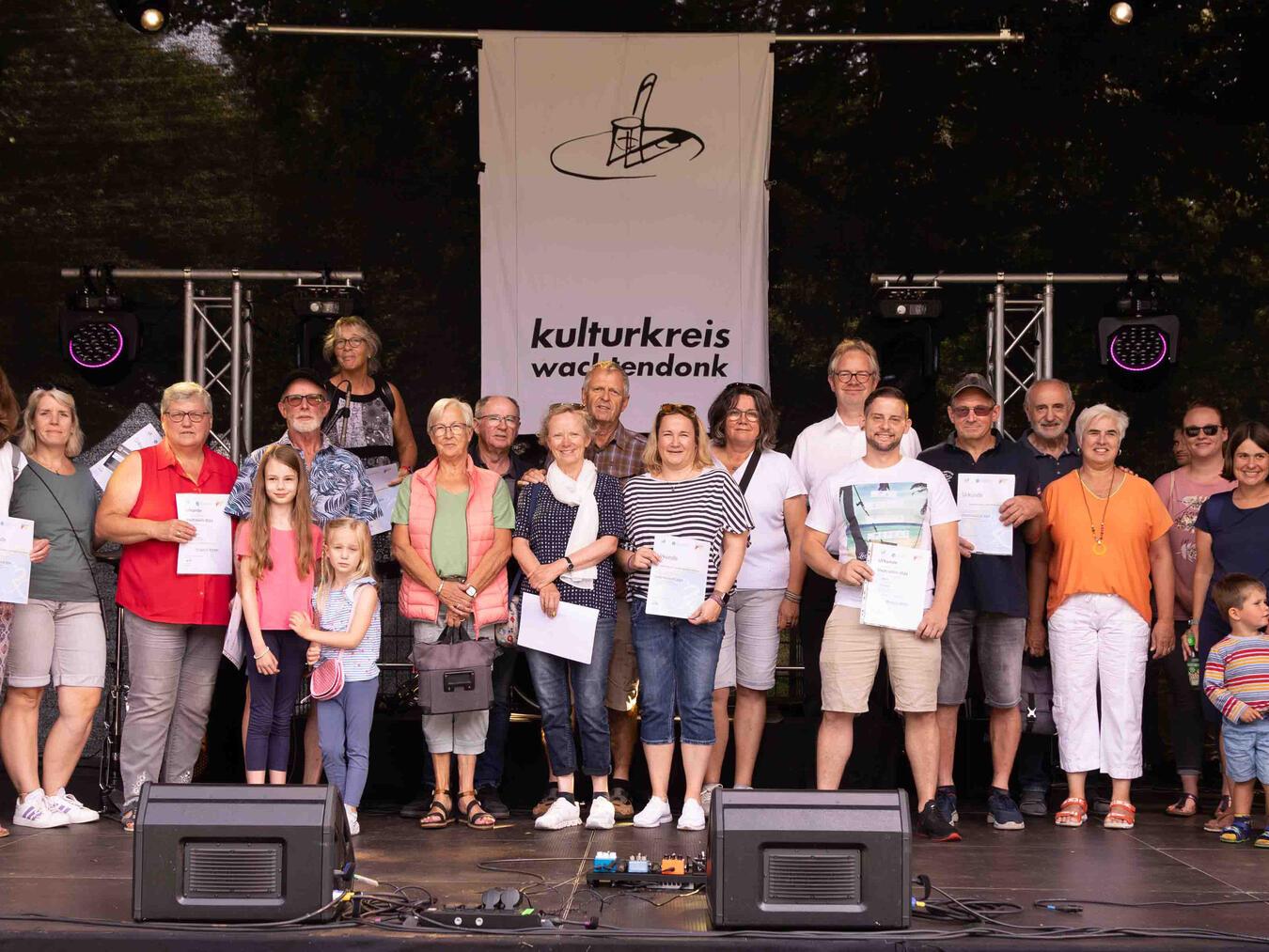 Bürgermeister Paul Hoene und Tourismusförderin Maria Mertens mit den besten Einzelradlern und Teams. Foto: Gemeinde Wachtendonk