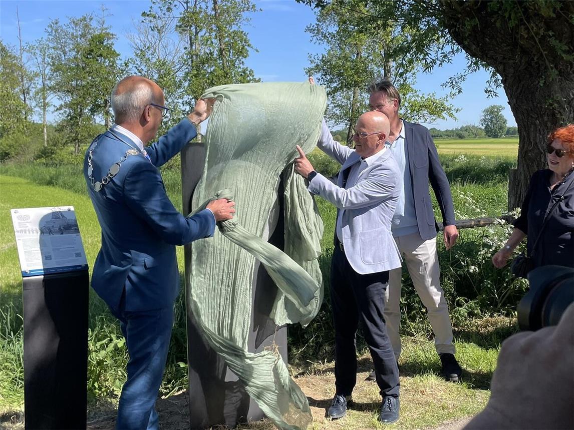 Bürgermeister Peter Hinze (2. v. l.) und sein niederländischer Amtskollege Harry de Vries enthüllen den neuen „Vector of Memory“. Foto: Stadt Emmerich