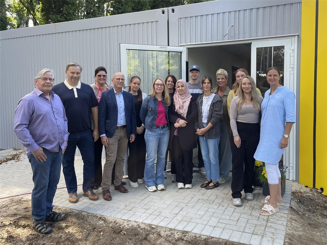Bürgermeister Peter Hinze besucht das Team der neuen Kita am Kapaunenberg gemeinsam mit dem 1. Beigeordneten Markus Dahms und der zuständigen Fachbereichsleiterin Claudia Lindlahr. Foto: Stadt Emmerich