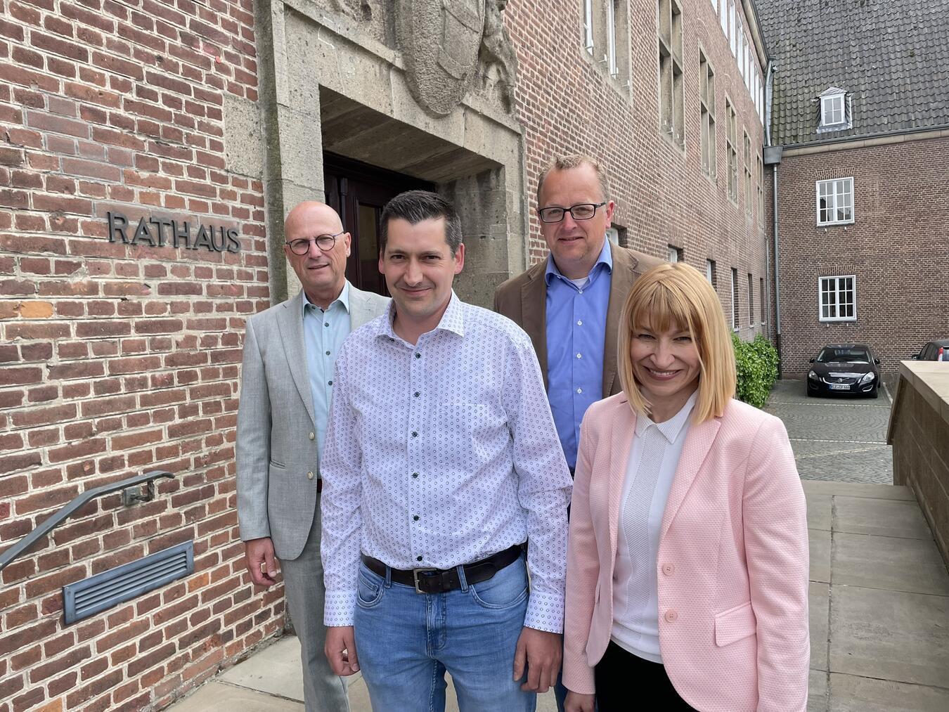 Bürgermeister Peter Hinze gratuliert Domenic Ney und Iryna Stöver (vorne v.l.) zur abgeschlossenen Fortbildung. Mit dabei: Simon Jansen, städtischer Ausbildungskoordinator (hinten rechts). Foto: Stadt Emmerich