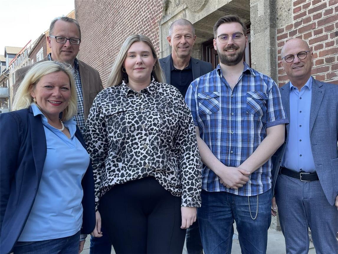 Bürgermeister Peter Hinze gratuliert Michaela Sinke, Marie Minta und Jan-Niklas Roth (vorne v. l.) zur abgeschlossenen Fortbildung. Mit dabei: Simon Jansen (Ausbildungskoordinator) und Peter Meyer (Personalrat, hinten v. l.). Foto: Stadt Emmerich