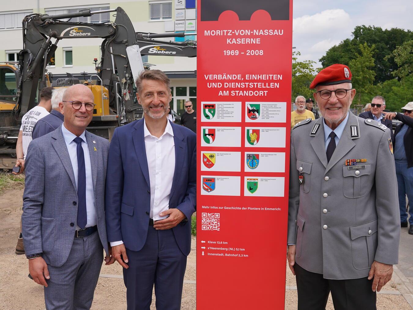 Bürgermeister Peter Hinze, Projektentwickler Matthias Wünsch von der Heyden und Oberstleutnant a.D. Joachim Sigmund (v. l.) vor der neuen Stele an der Moritz-von-Nassau Straße. Foto: Stadt Emmerich