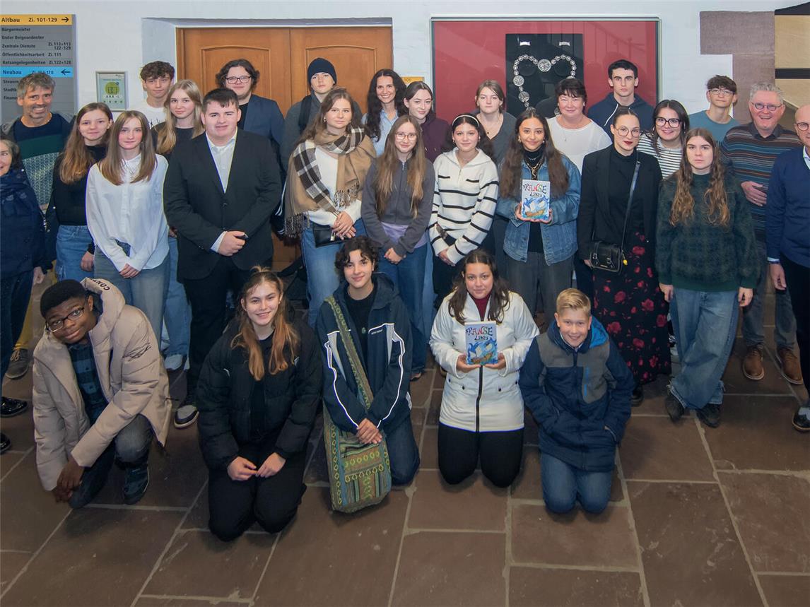 Bürgermeister Peter Hinze (r.) begrüßt die französische Schülergruppe im Rathaus. NN-Foto: Gerhard Seybert