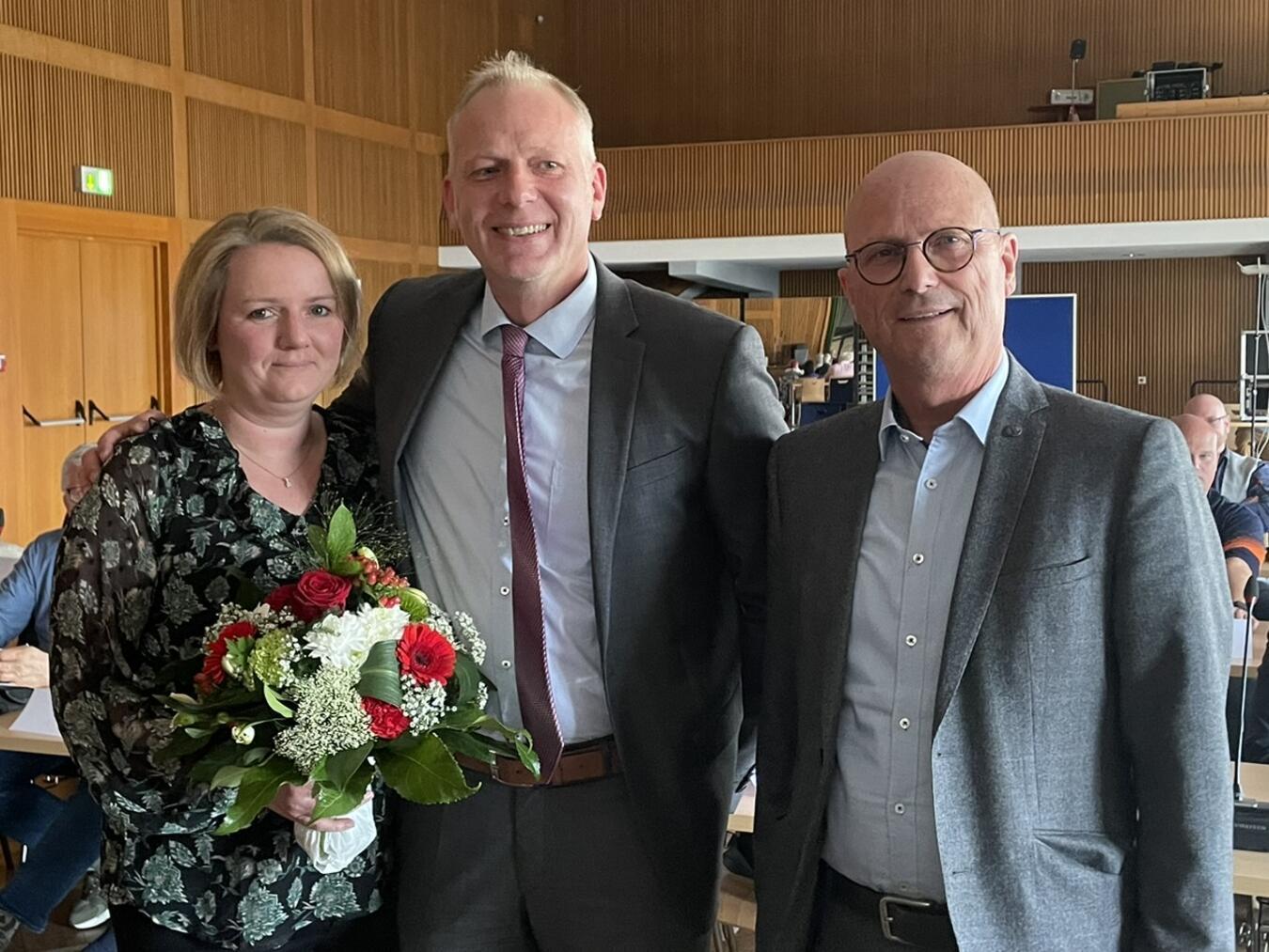 Bürgermeister Peter Hinze (r.) gratuliert Stephan Glapski und seiner Frau Karin Stricker. Foto: Stadt Emmerich