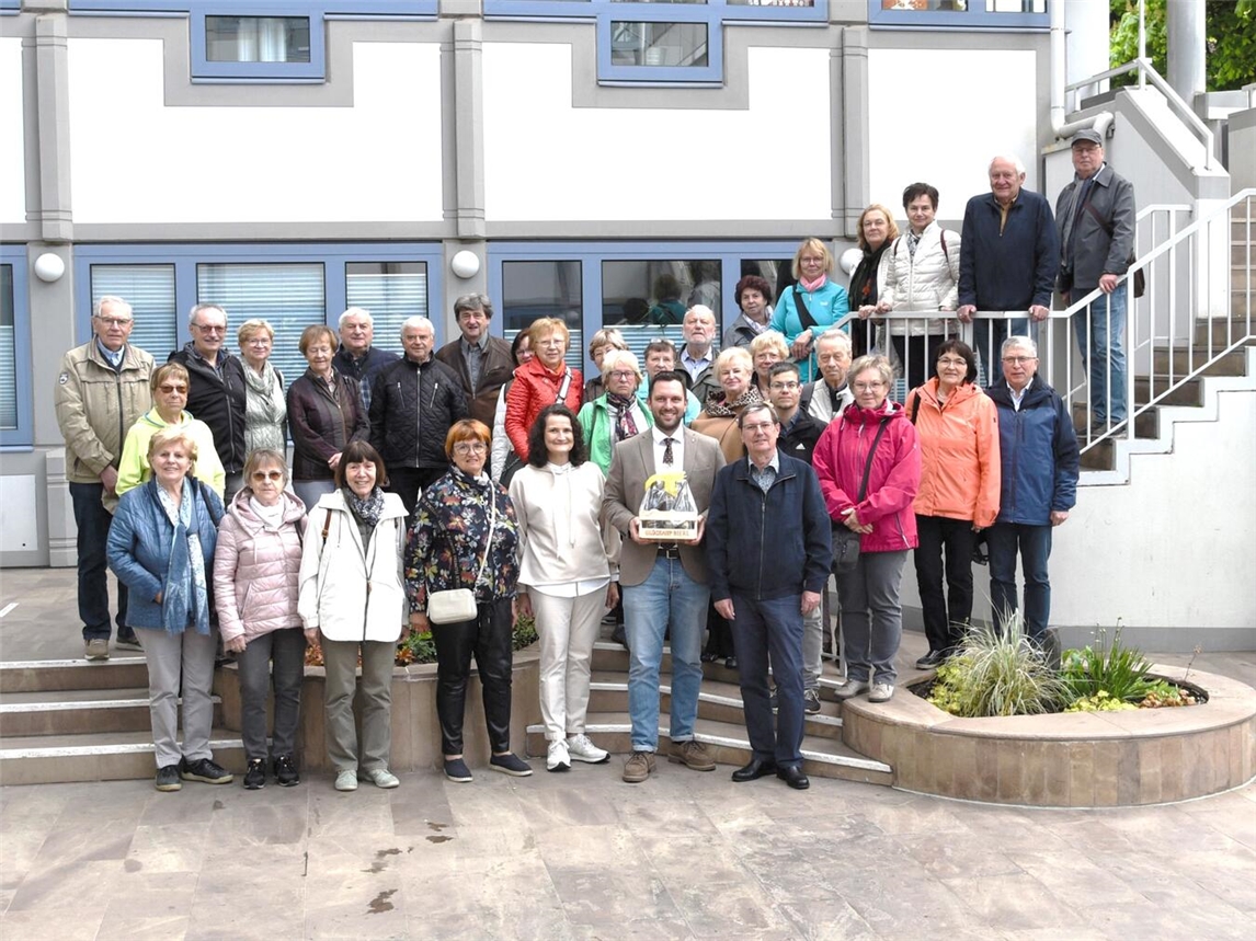 Bürgermeister Philipp Richter freute sich sehr über den Besuch aus der sächsischenPartnerstadt Hohenstein-Ernstthal und bedankte sich bei Jeanette Haas aus demFachbereich Schule, Kultur und Sport für die Organisation des Treffens. Foto: Stadt Rheinberg