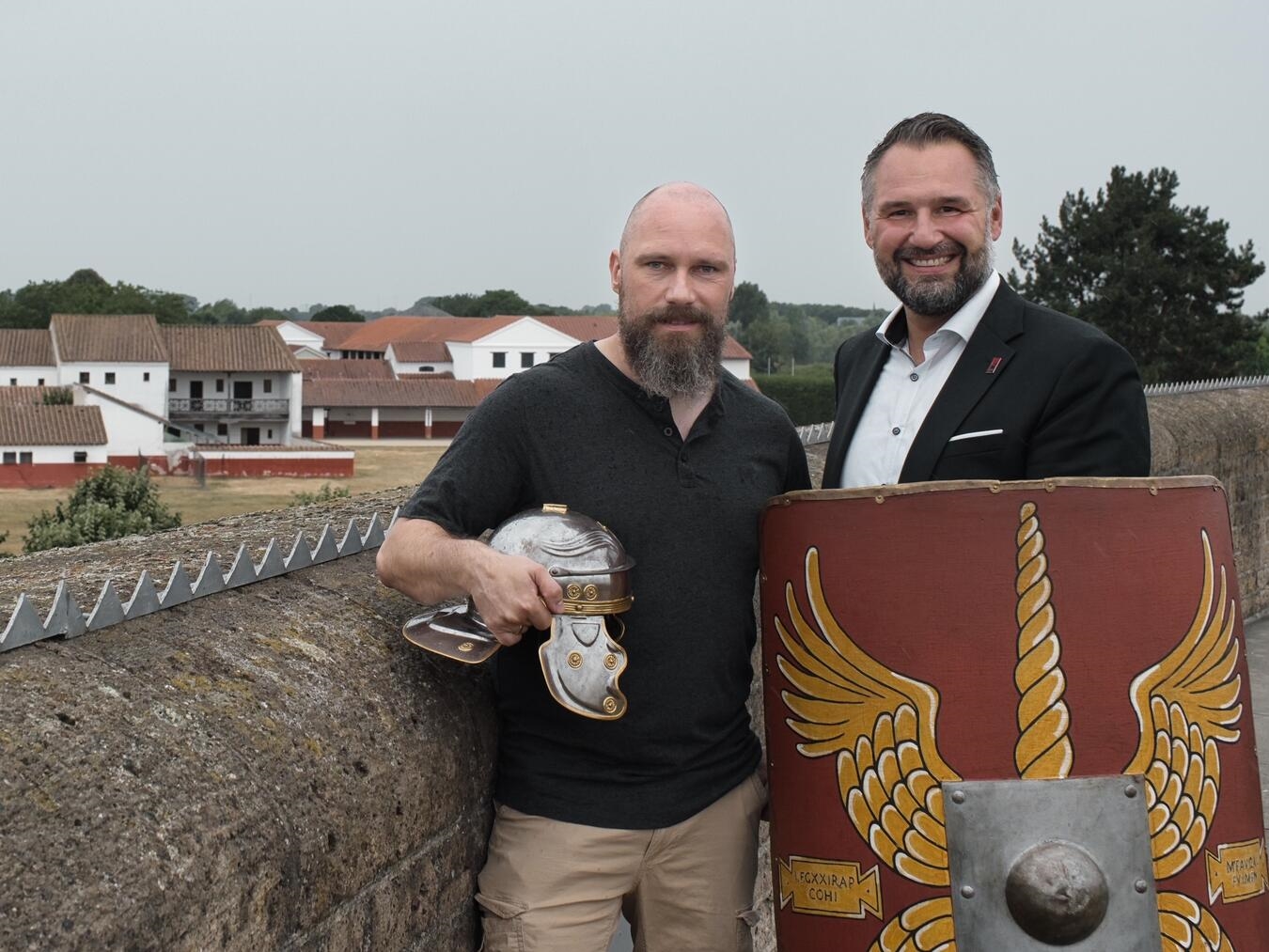 "Bürgermeister Rafael Zur und Thomas Janßen sammeln Spenden beim 30-Kilometer-Marsch, Foto privat"