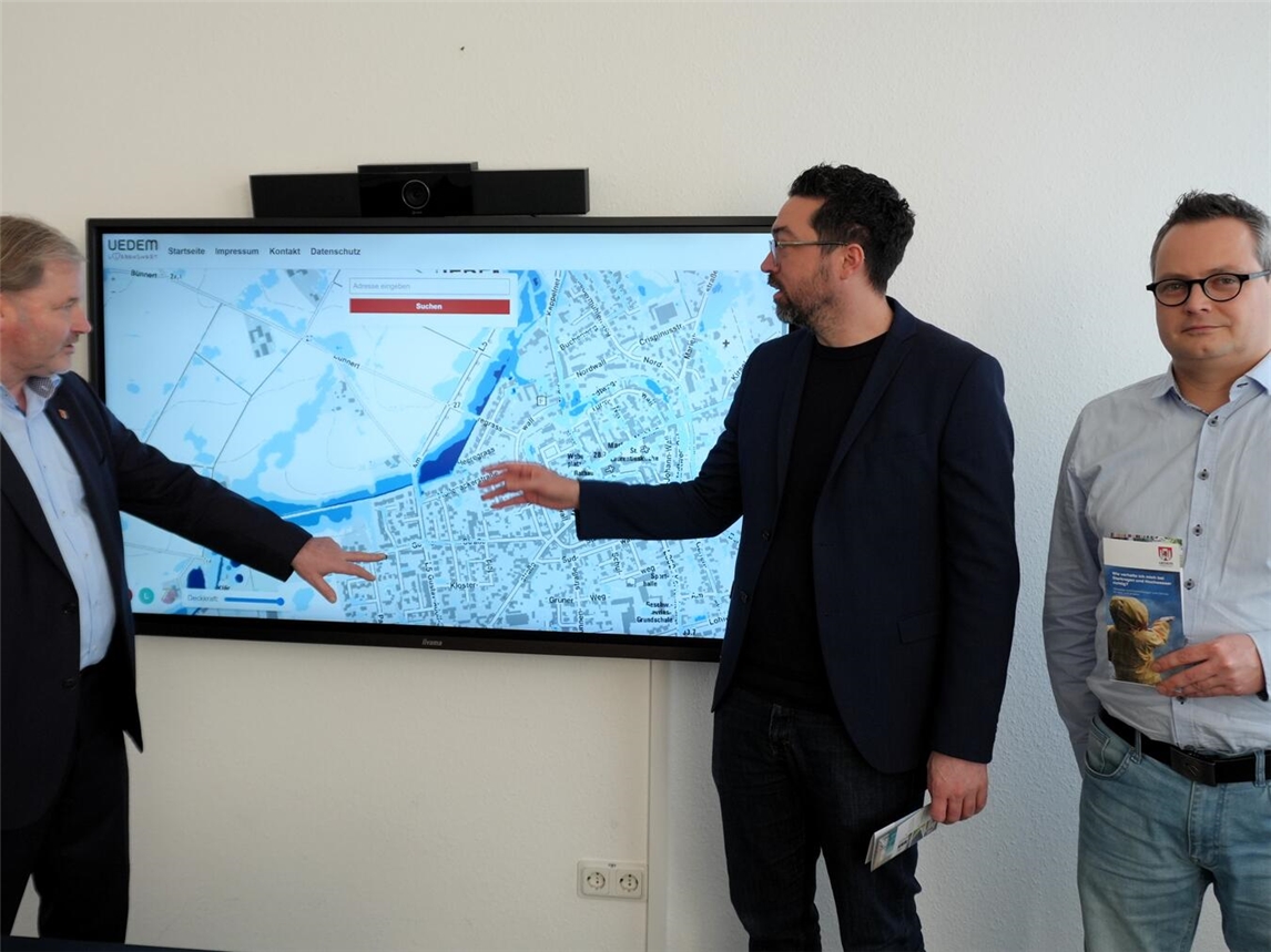 Bürgermeister Rainer Weber, Benedikt Koenen Fachbereichsleiter FB 4 - Planen, Bauen und Umwelt und Jahn Weyers Fachbereich 4 - Planen, Bauen und Umwelt (v. l.). Foto: Gemeinde Uedem