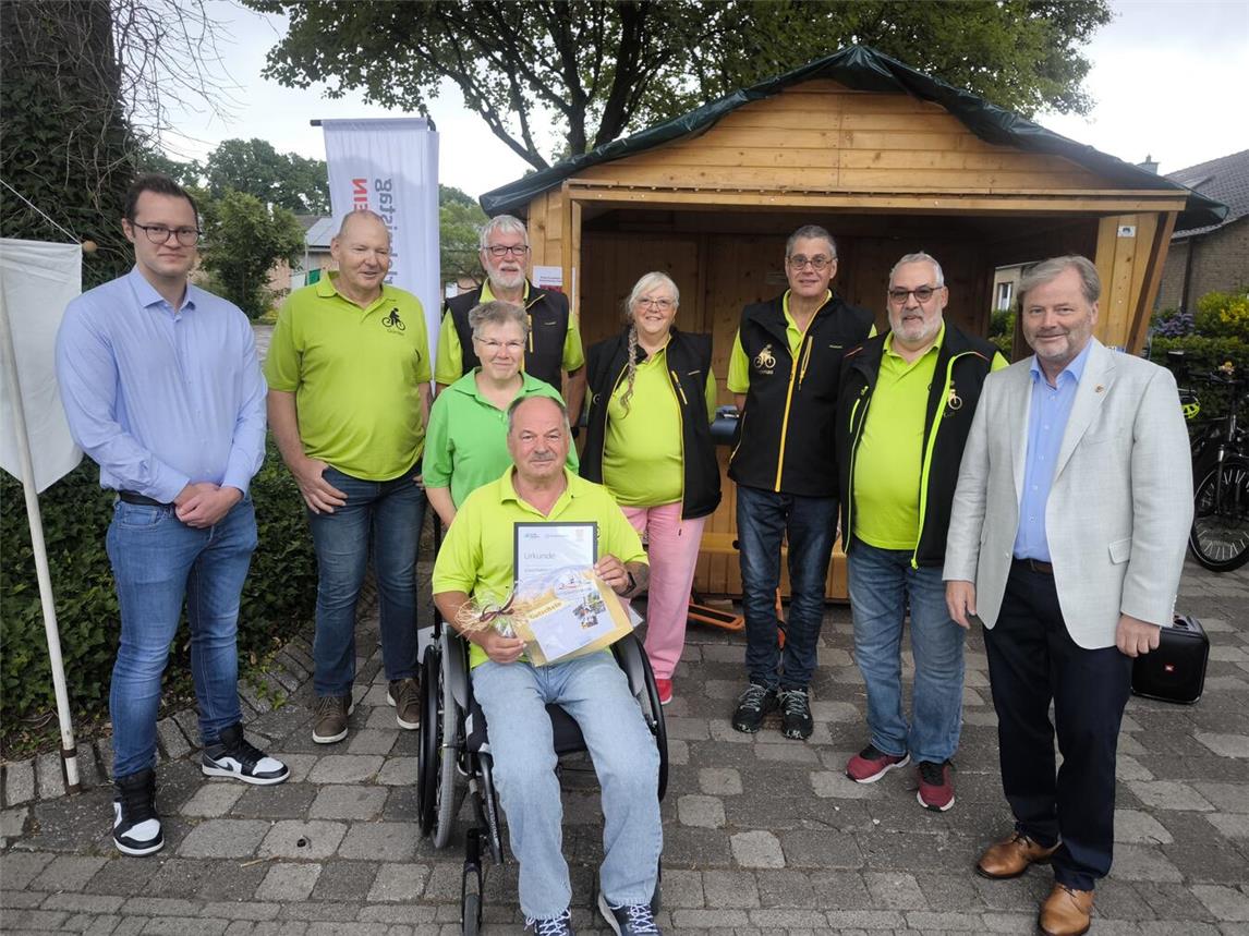 Bürgermeister Rainer Weber, das Team von Flying Bicycle (grüne T-Shirts) und der Klimaschutzbeauftragter Sebastian Okon (v.l.). Foto: privat