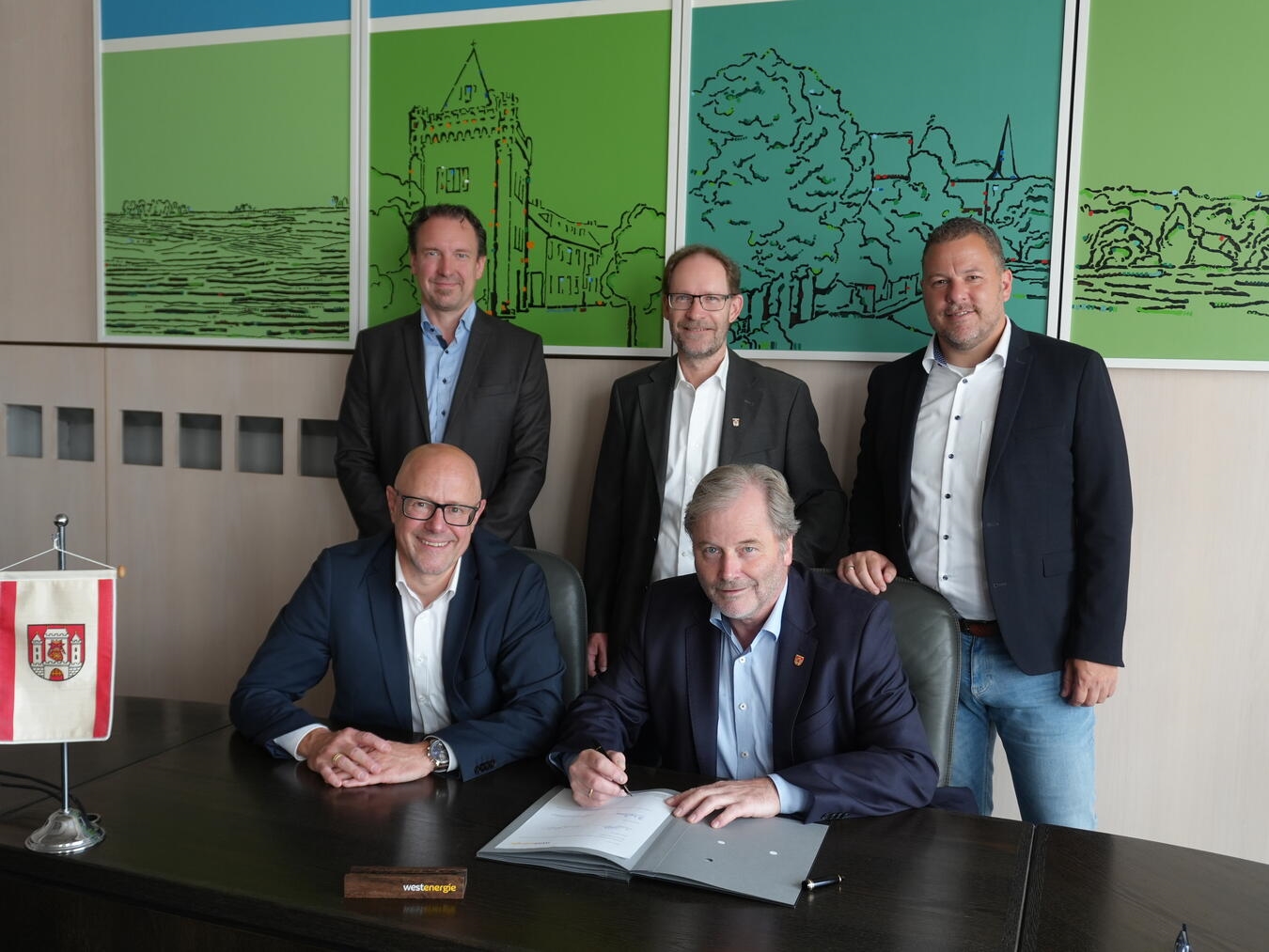 Bürgermeister Rainer Weber, Kämmerer Rüdiger Winkel sowie die Westenergie-Vertreter Gerd Mittich, Leiter der Region Rhein-Ruhr, Christian Schmitz und Nils Rudolph bei der Unterzeichnung des verbindlichen Angebots zur Gründung der Stromnetzgesellschaft in Uedem. Diese Partnerschaft zwischen der Gemeinde Uedem und Westenergie markiert einen wichtigen Schritt in Richtung einer nachhaltigen Energiezukunft für die Region. Foto: Gemeinde Uedem