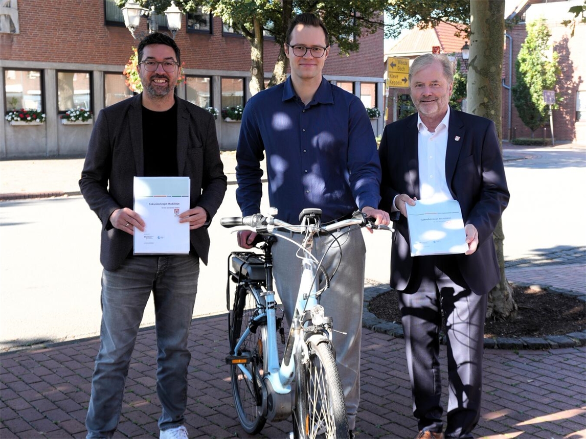 "Bürgermeister und Team präsentieren nachhaltiges Mobilitätskonzept für Uedem"