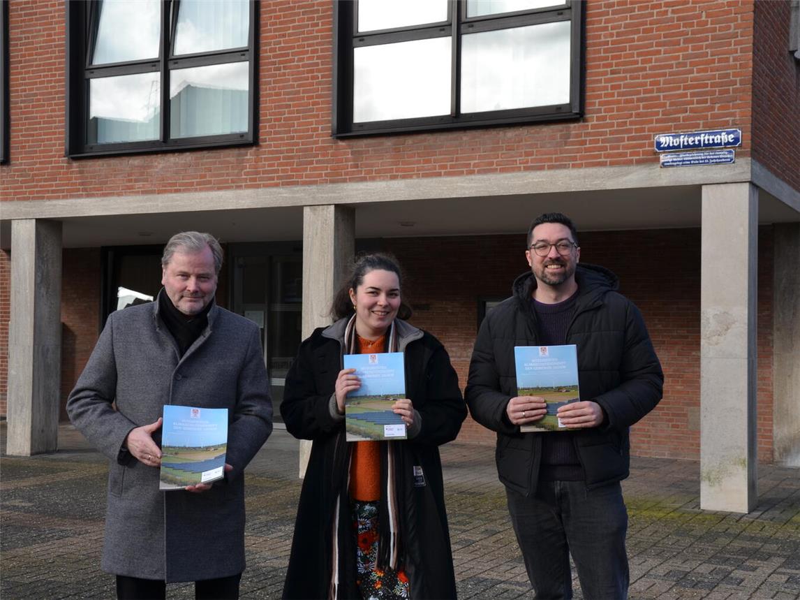 Bürgermeister Rainer Weber, Klimaschutzmanagerin Chantal Fouquet und Benedikt Koenen, Fachbereichsleiter 4 – Planen, Bauen und Umwelt, stellen das neue Konzept vor (v. l.). Foto: privat