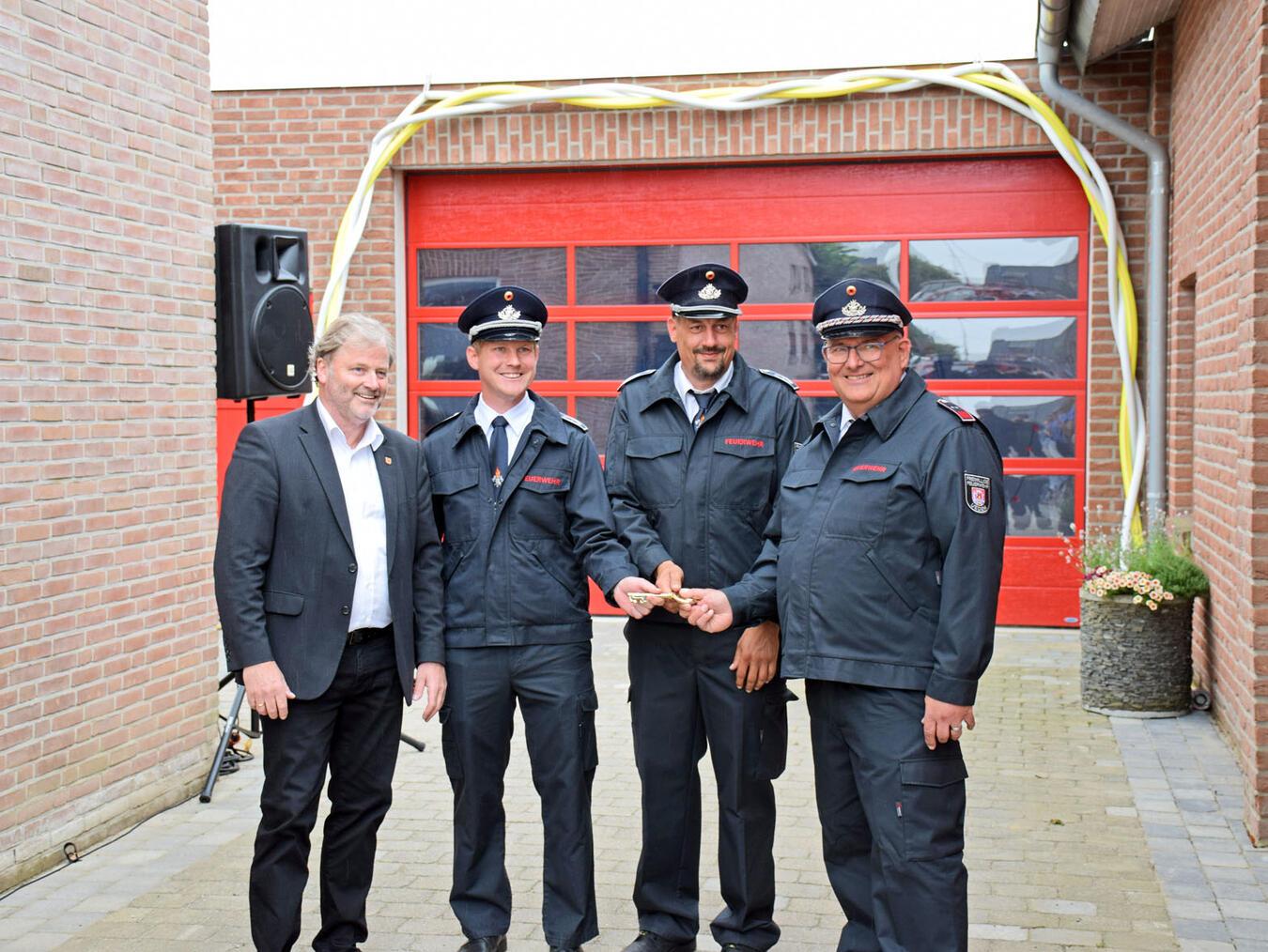 Bürgermeister Rainer Weber (l.) übergab den symbolischen Schlüssel für den Anbau. Foto: privat