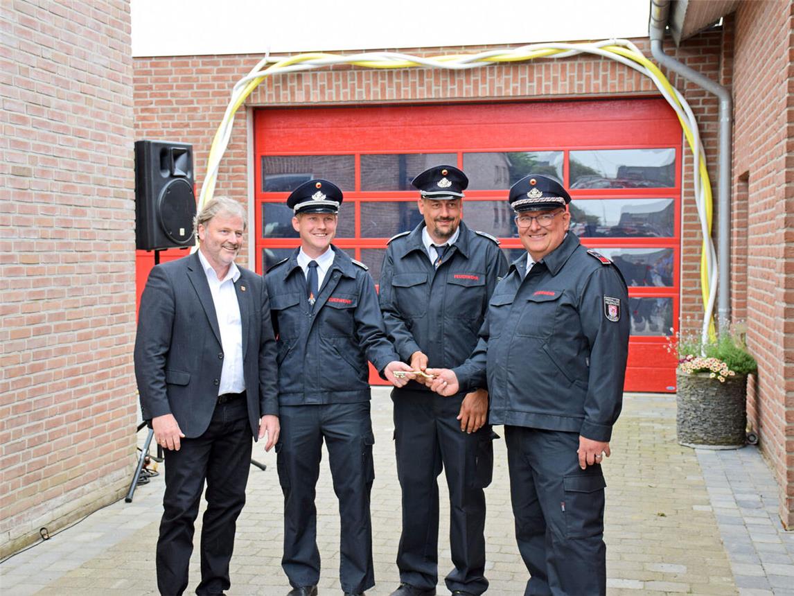 Bürgermeister Rainer Weber (l.) übergab den symbolischen Schlüssel für den Anbau. Foto: privat