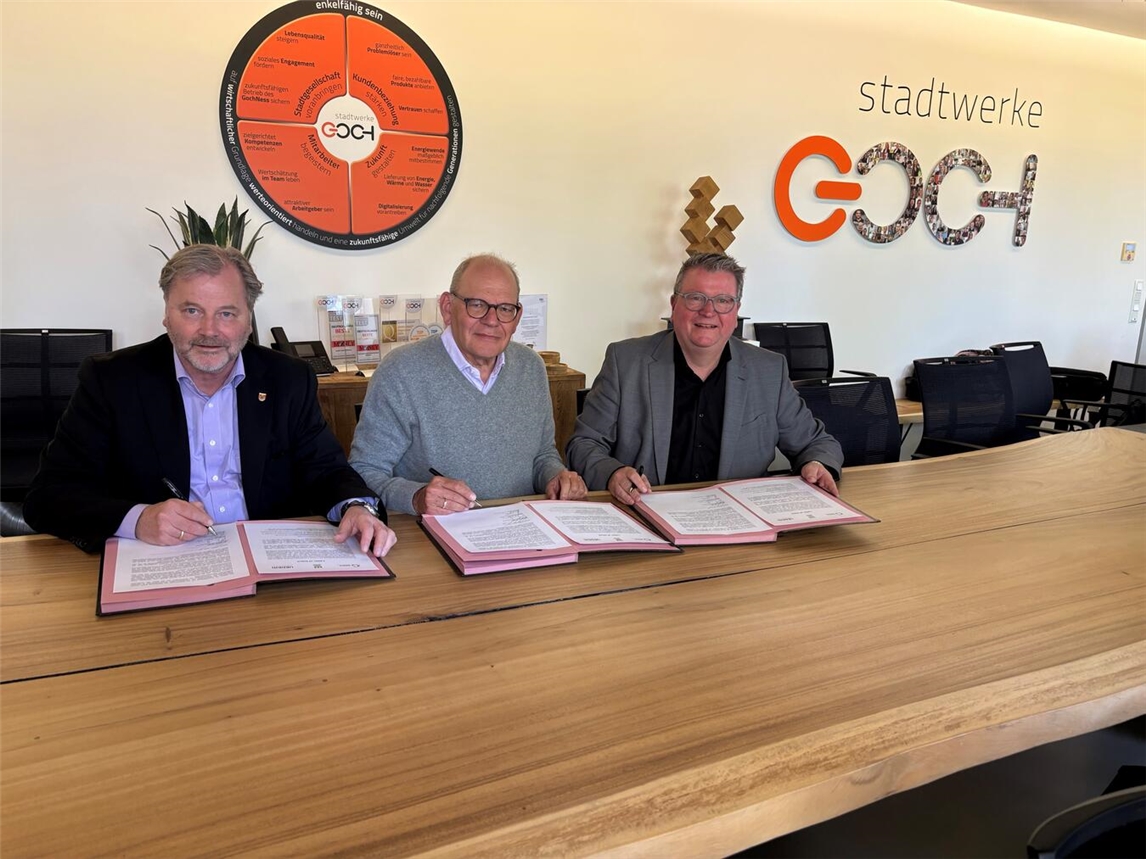 Bürgermeister Rainer Weber (l., Uedem), Bürgermeister Ulrich Knickrehm (m., Goch) und Bürgermeister Georg Coenen (r., Weeze) unterzeichneten im April dieses Jahres bei den Stadtwerken Goch den „Letter of Intent“, der die Zusammenarbeit der drei Kommunen besiegelt. NN-Foto: Archiv/CDS