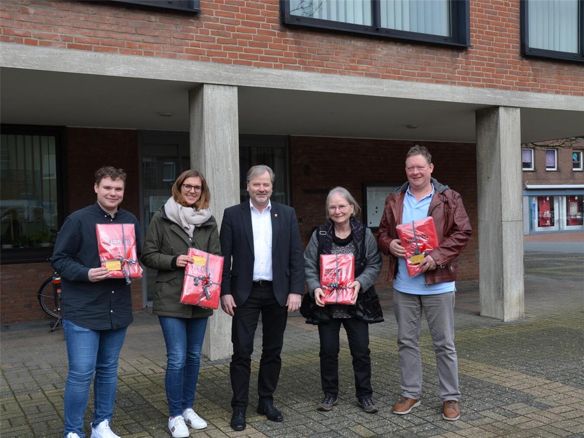 Bürgermeister Rainer Weber (m.) übergab die Ehrenamtskarten an (v. l.) Jannik Metzner, Gina Heimsoth, Elisabeth Unger und Peter Quinders. Foto: privat