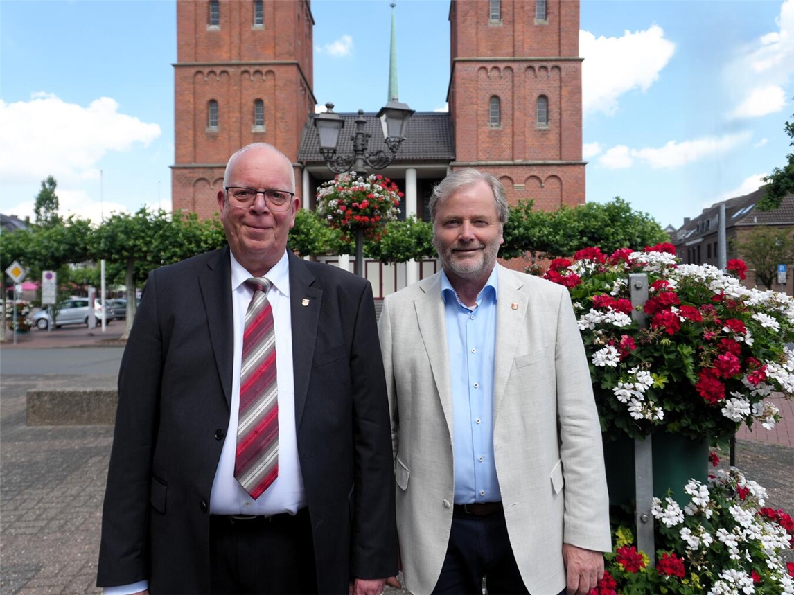 "Bürgermeister Rainer Weber dankt Gerd-Heinz Billion für Verdienste, feierlicher Händedruck, Ehrung, Foto privat"