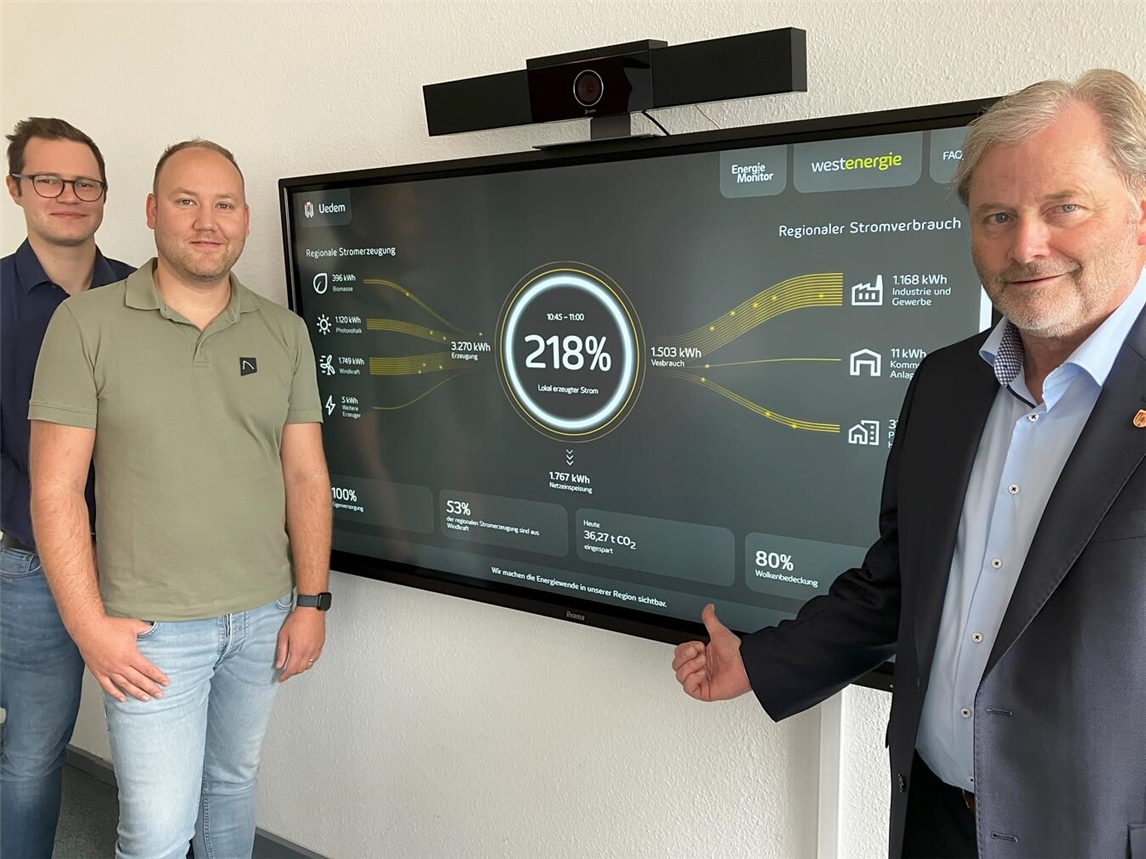 Bürgermeister Rainer Weber (r.): sowie Klimaschutzbeauftragter Sebastian Okon (l.) und Digitalisierungsbeauftragter Mario Baaden (2. v.l.) präsentieren den neuen Westenergie EnergieMonitor im Uedemer Rathaus. Foto: Gemeinde Uedem