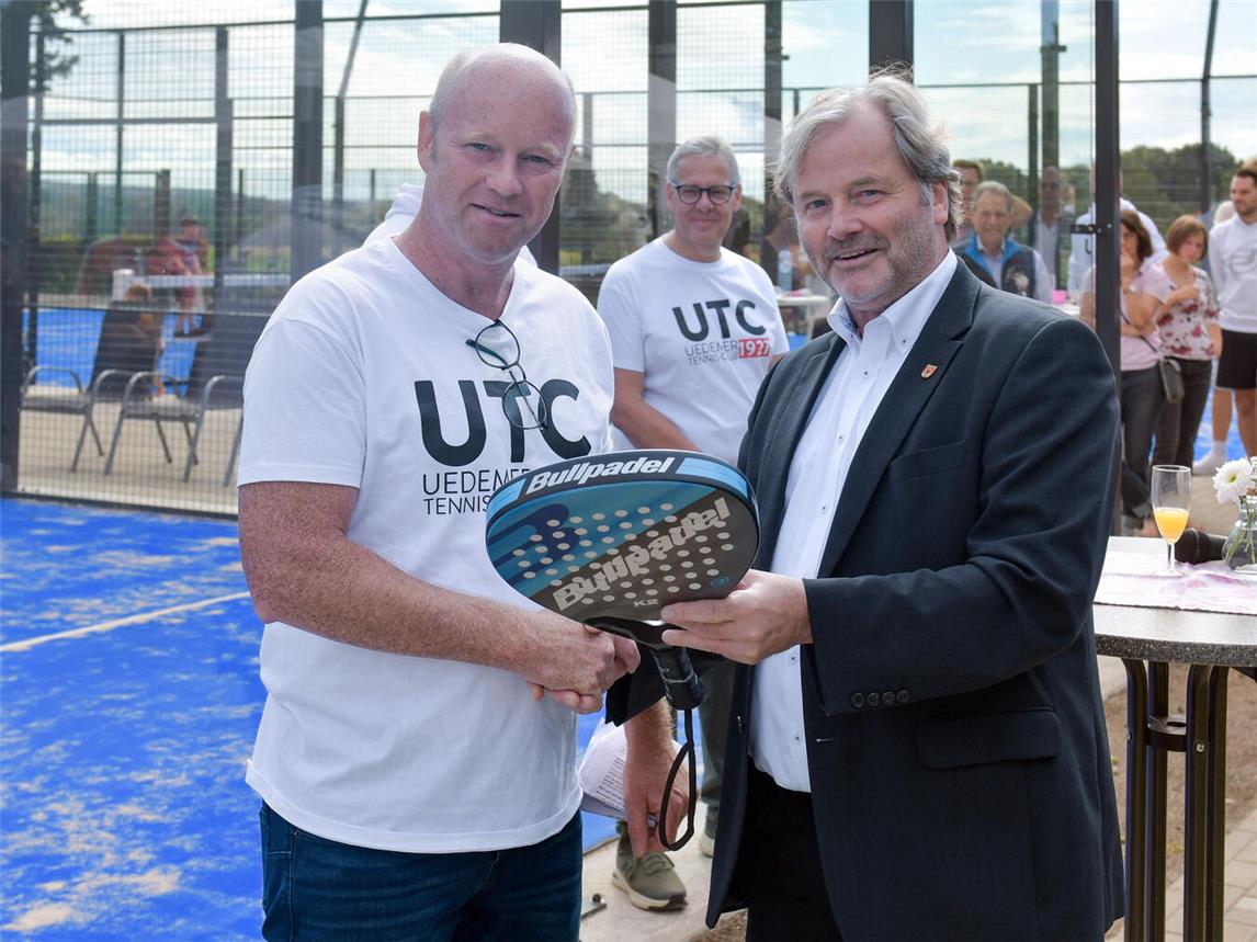 Bürgermeister Rainer Weber (r.) übergibt symbolisch einen Padel-Schläger an Jörg van Elten, den 1. Vorsitzenden des Uedemer TC. NN-Fotos: Gerhard Seybert