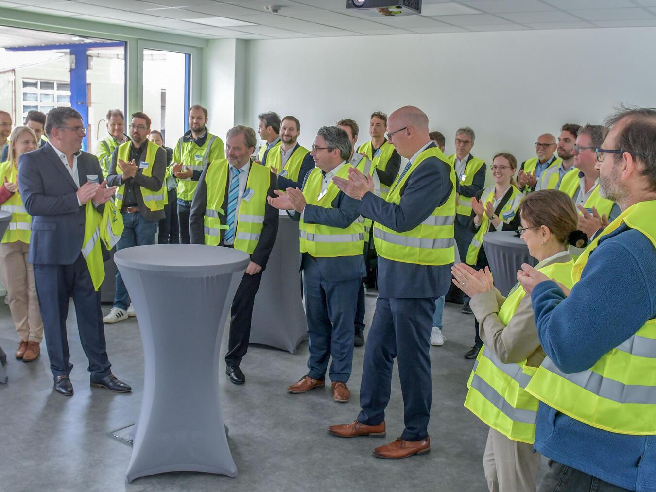 Chancen der Energiewende Bürgermeister Rainer Weber, Stefan Rouenhoff (MdB) und Landrat Christoph Gerwers (mitt, v. l.) zählten zu den Gästen. NN-Foto: Gerhard Seybert
