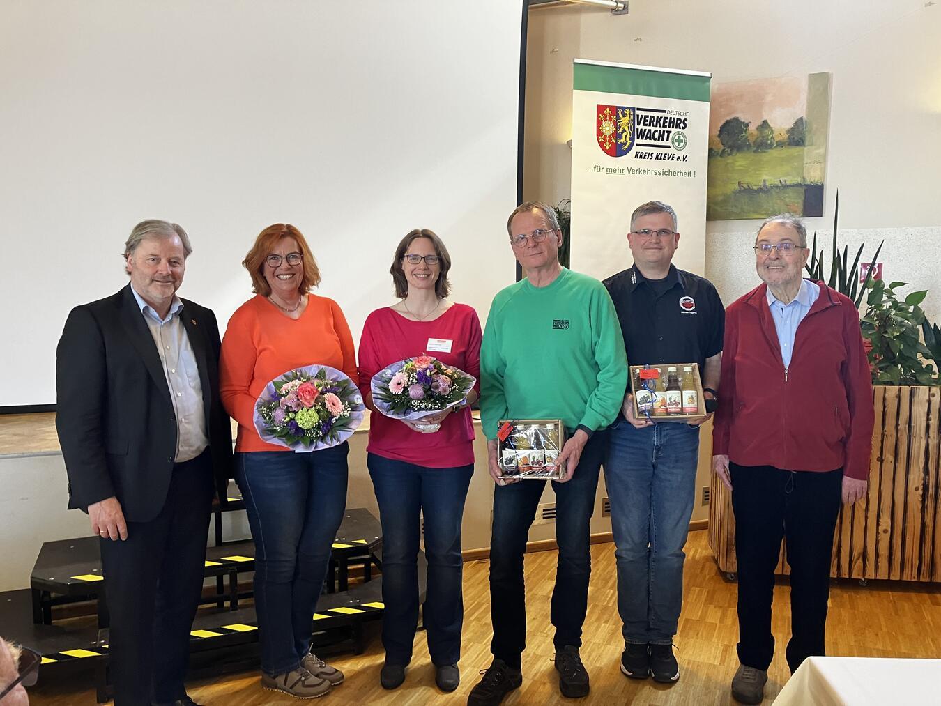 Bürgermeister Rainer Weber und die Akteure des Frühstücks (v.l.): Ruth Hamstra und Carmen Hesse (Verbraucherzentrale), Herr Peter Baumgarten (Verkehrswacht Kreis Kleve), Michael Lagarde (Fahrschule Lagarde) und Manfred Unger (Vorsitzender Seniorenbeirat). Foto: privat