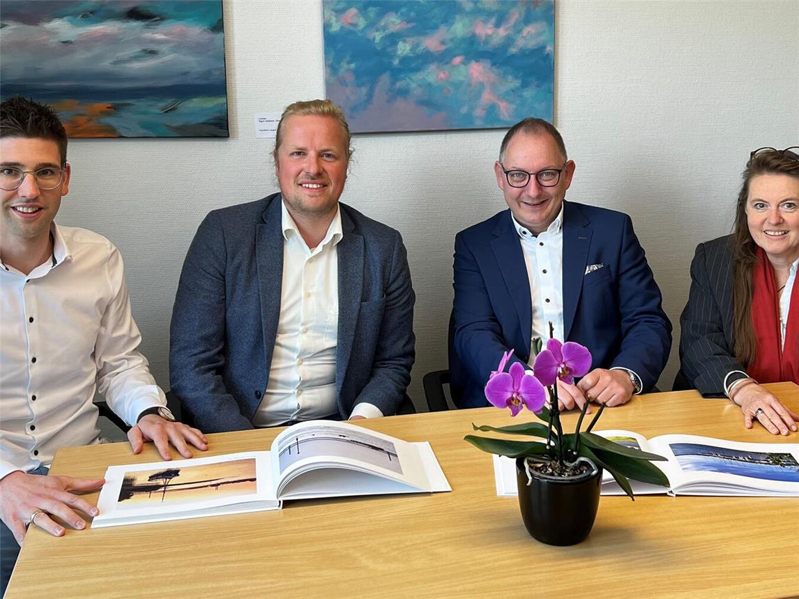 Bürgermeister Sebastian Hense (2. v. r.) begrüßt den neuen Pressesprecher Ole Engfeld (2. v. l.). Auch Jörn Franken und Sandra Kimm-Hamacher von der Stabsstelle für Tourismus, Kultur, Stadtmarketing und Öffentlichkeitsarbeit begrüßen den neuen Kollegen. Foto: Stadt Rees