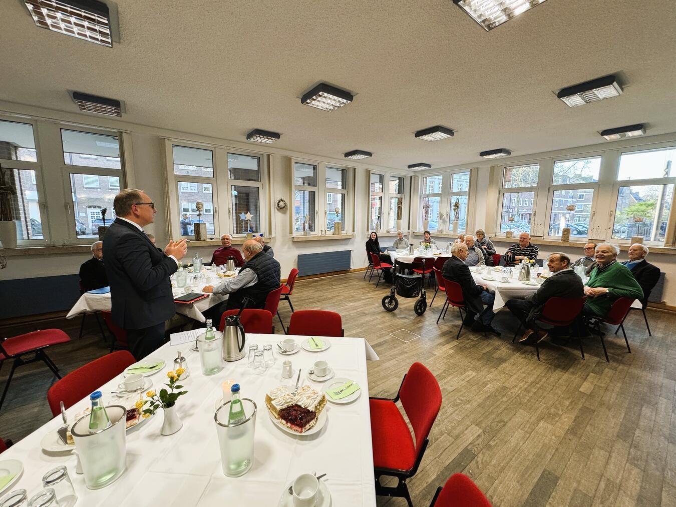 Bürgermeister Sebastian Hense gab beim Neujahrstreffen des Seniorenbeirates einen aktuellen Sachstand zu Reeser Themen. Foto: Stadt Rees