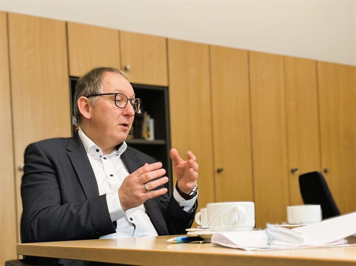 Bürgermeister Sebastian Hense im Gespräch, Stadt Rees, politisches Treffen.