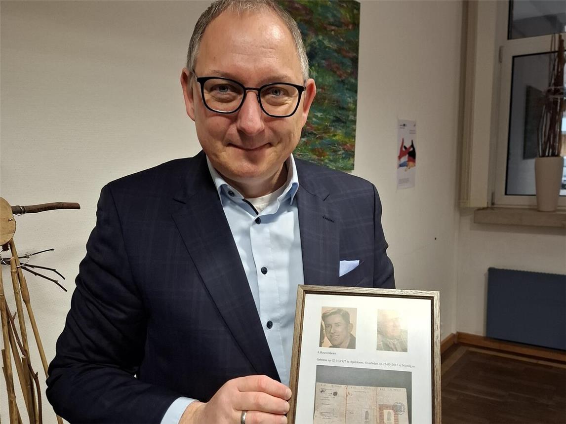 Bürgermeister Sebastian Hense nahm den „Zwangsarbeiter-Penning“ entgegen. Foto: Stadt Rees