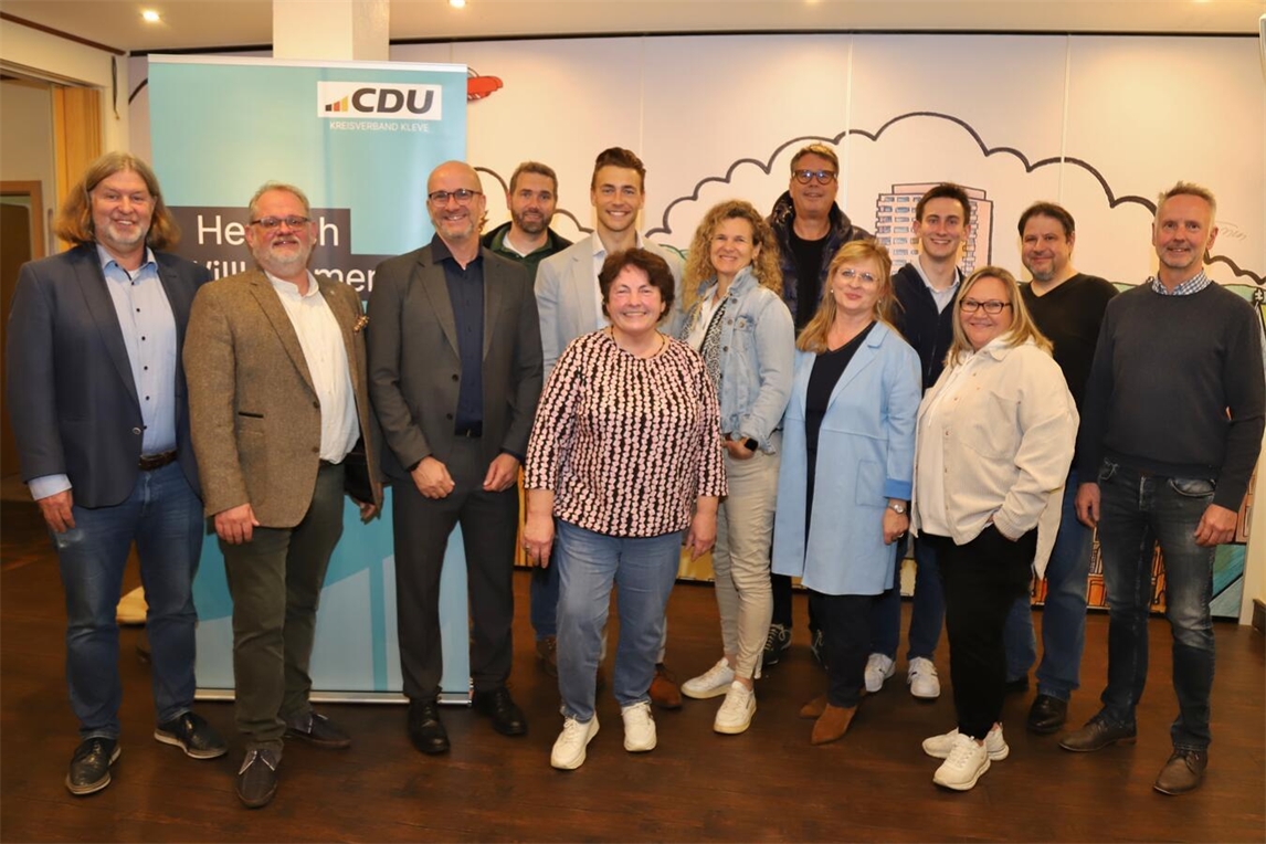 "Bürgermeister gratuliert Fabian Zitzke zur Wahl als Vorsitzender des Stadtverbands, Gruppenfoto mit Vorstand"