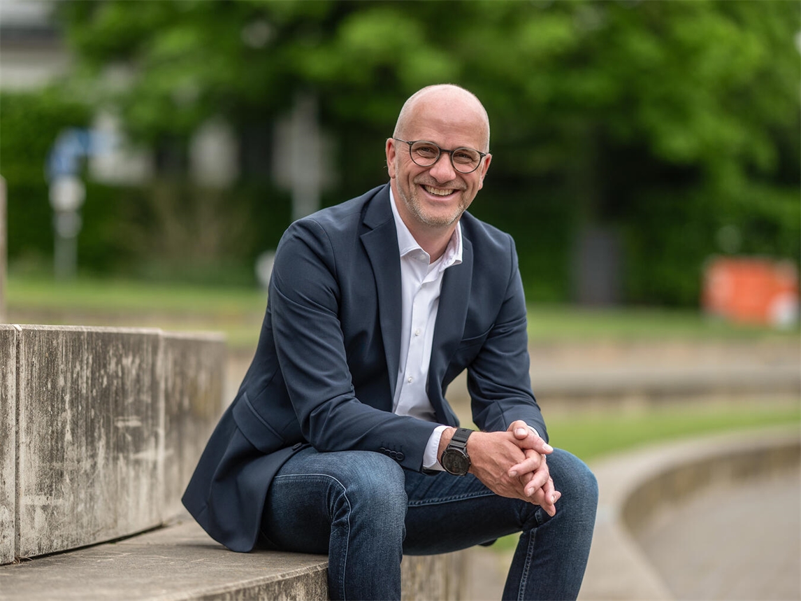 "Bürgermeister Stephan Luyven bei Sprechstunde, Porträtfoto von Markus van Offern"