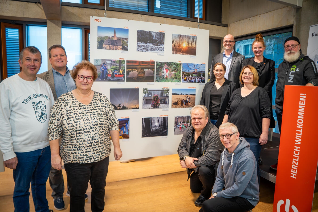 "Gruppenfoto mit Bürgermeister Stephan Luyven und Kristina Derks beim Fotokalenderwettbewerb, NN-Foto von Gerhard Seybert"