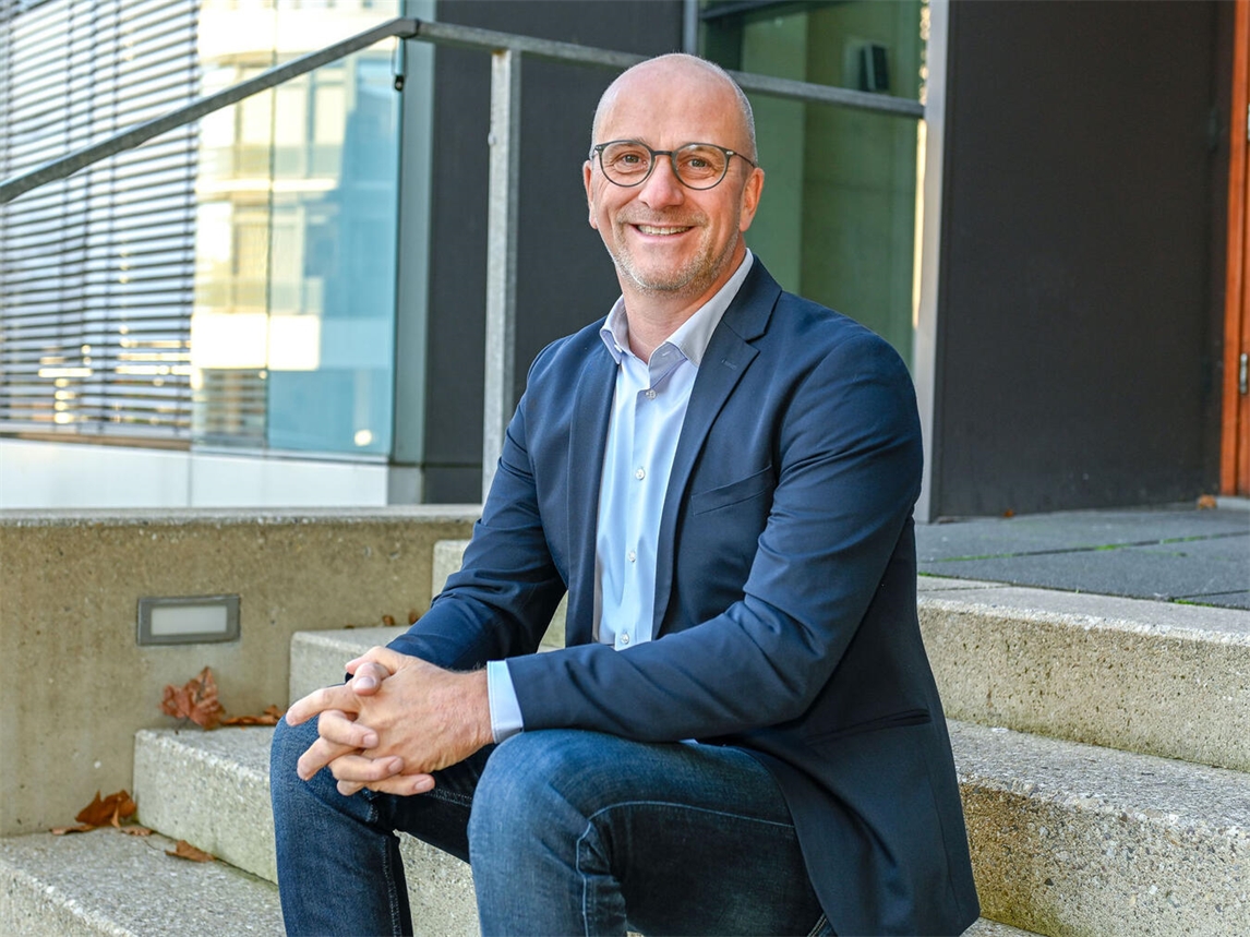 "Bürgermeister Stephan Luyven appelliert zur Zusammenarbeit bei einer Veranstaltung. Foto von Sonja Paessens."
