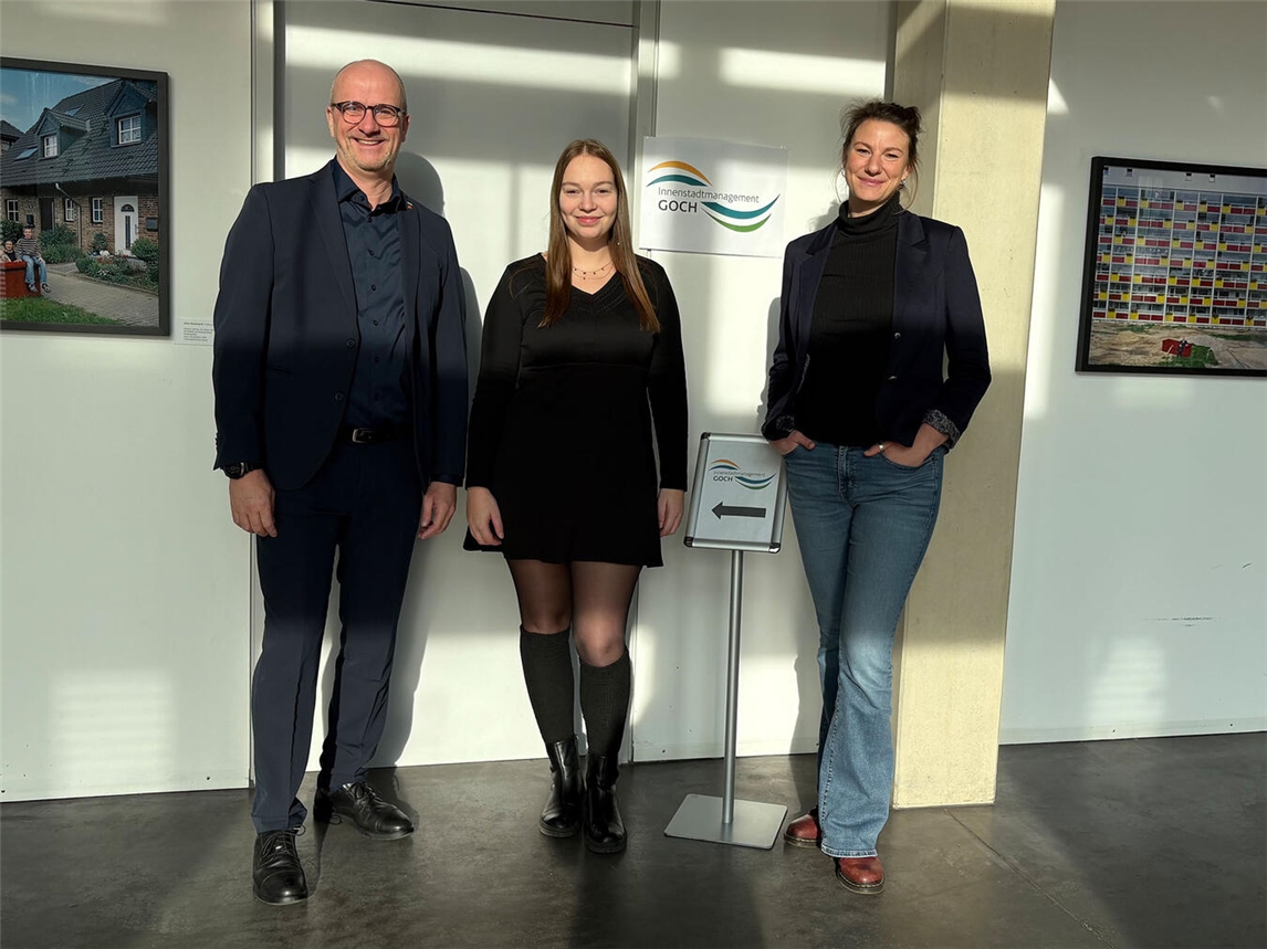 Bürgermeister Stephan Luyven sowie Lena König und Corinna Joppien vom Innenstadtmanagement (v.l.). Foto: Katrin Düngel