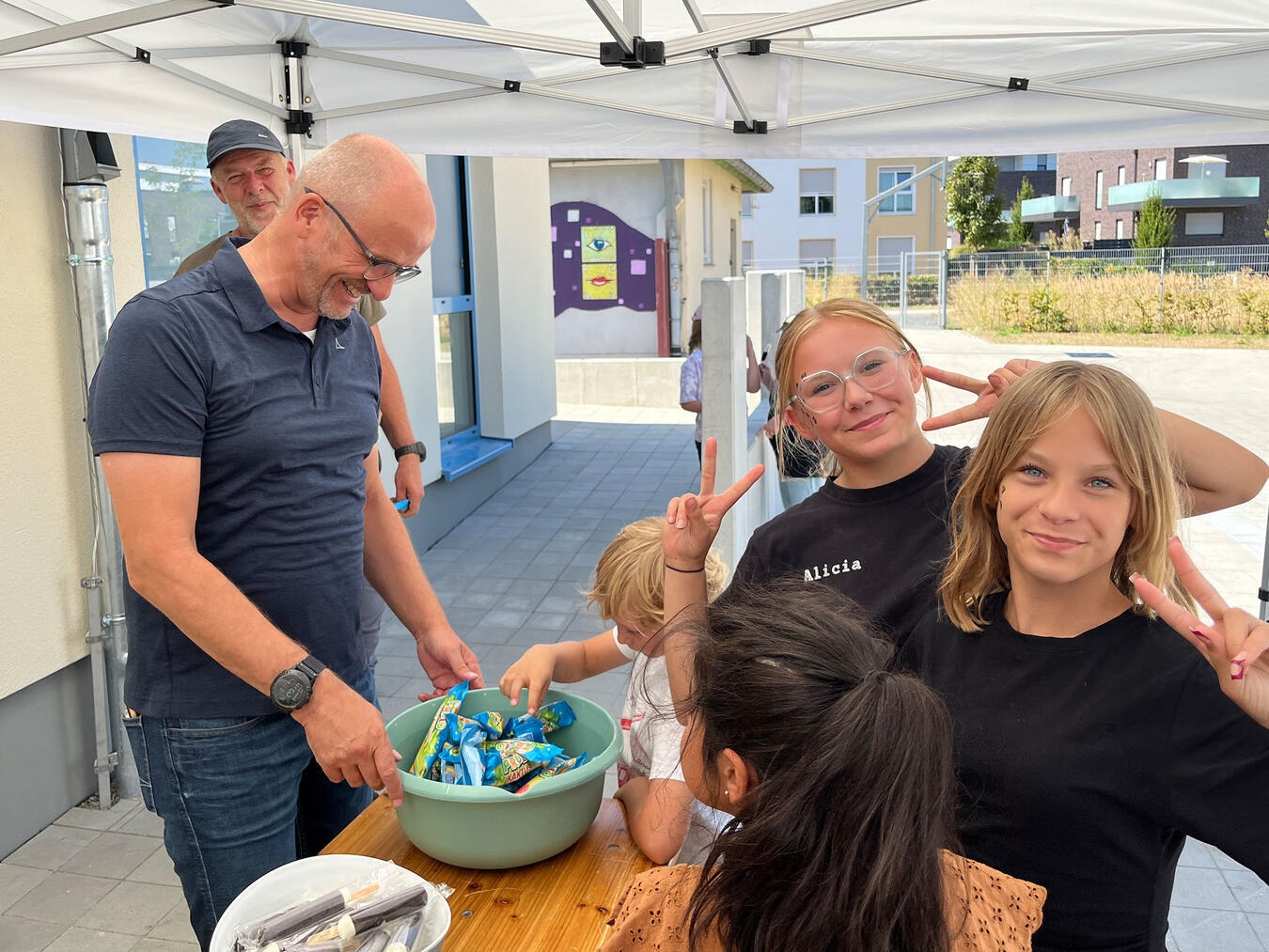 Bürgermeister Stephan Luyven verteilt Eis an Kinder beim Sommerferienspaß. Foto: Peter Mantel