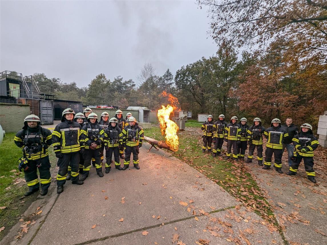 Bürgermeister Stephan Reinders (2.v.r.) machte sich selbst vor Ort ein Bild vom Training der Freiwilligen Feuerwehr Bedburg-Hau auf der Training-Base in Weeze. Foto: Feuerwehr Bedburg-Hau